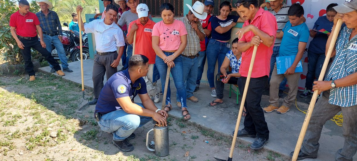 📍Santa Bárbara #FAOHN a través de #CONECTA+ junto a @USFSIPHonduras, capacitó en prevención de #IncendiosForestales y entregó kit de herramientas, a líderes de El Diviso, Santa Fe y el Gavilán en San Francisco de Ojuera. La actividad se coordinó con @ICFHonduras y la alcaldía.