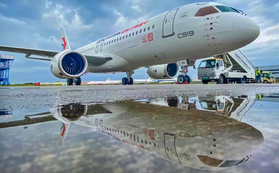 'Never give up' could be the motto of China's emerging airliner industry - but with the #C919 can COMAC now compete with #Airbus and #Boeing ? #avgeek ow.ly/wHT050ReRh6