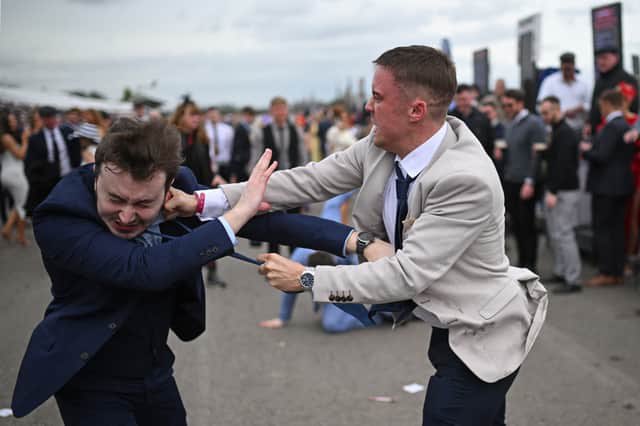GreenTickRacing's tweet image. Ahahahaha fucking class
Big punch up fight at Aintree Grand National