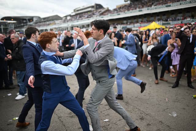 GreenTickRacing's tweet image. Ahahahaha fucking class
Big punch up fight at Aintree Grand National