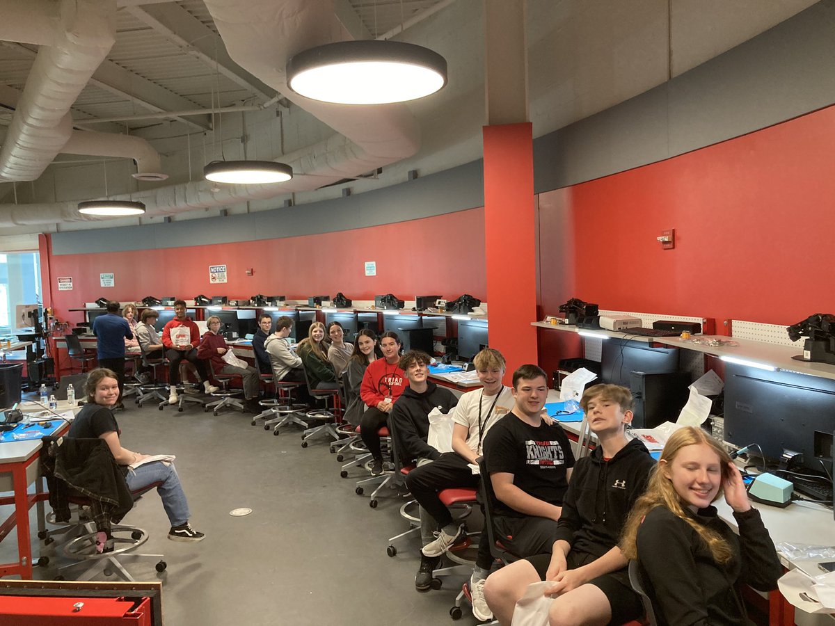 AndyBrendel1's tweet photo. Thank you to SIUE and Dr. Klingensmith for hosting our Intro to Engineering Design students today. We had a great time learning about Electrical &amp; Computer Engineering and touring the campus. @SIUE https://t.co/DhidTkFnVP