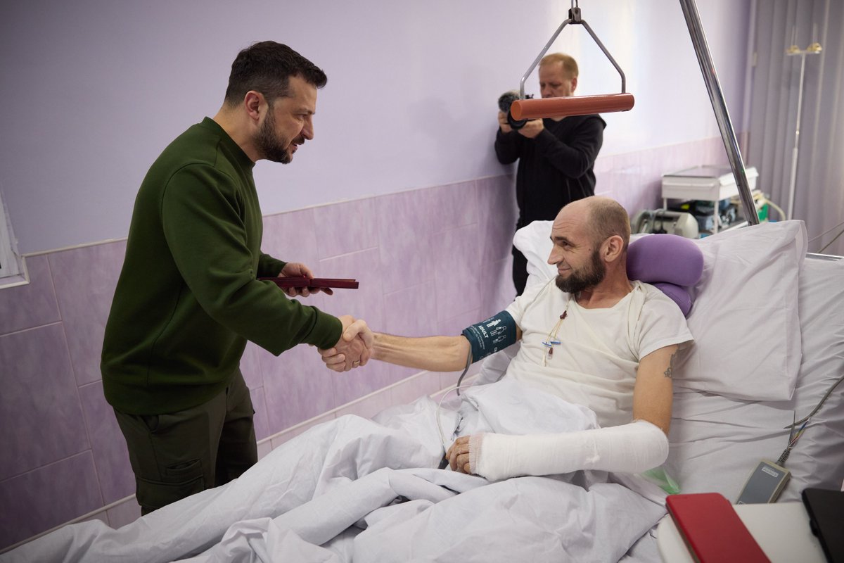 ZelenskyyUa's tweet photo. In Chernivtsi, I visited our soldiers who are recovering from their injuries.

It is always an honor to meet our defenders, speak with them, and present them with awards. I thank them for their service and for protecting our country.

I am also proud of our medics. I am grateful to them for recovering our soldiers who defend our country. I appreciate their effort.
