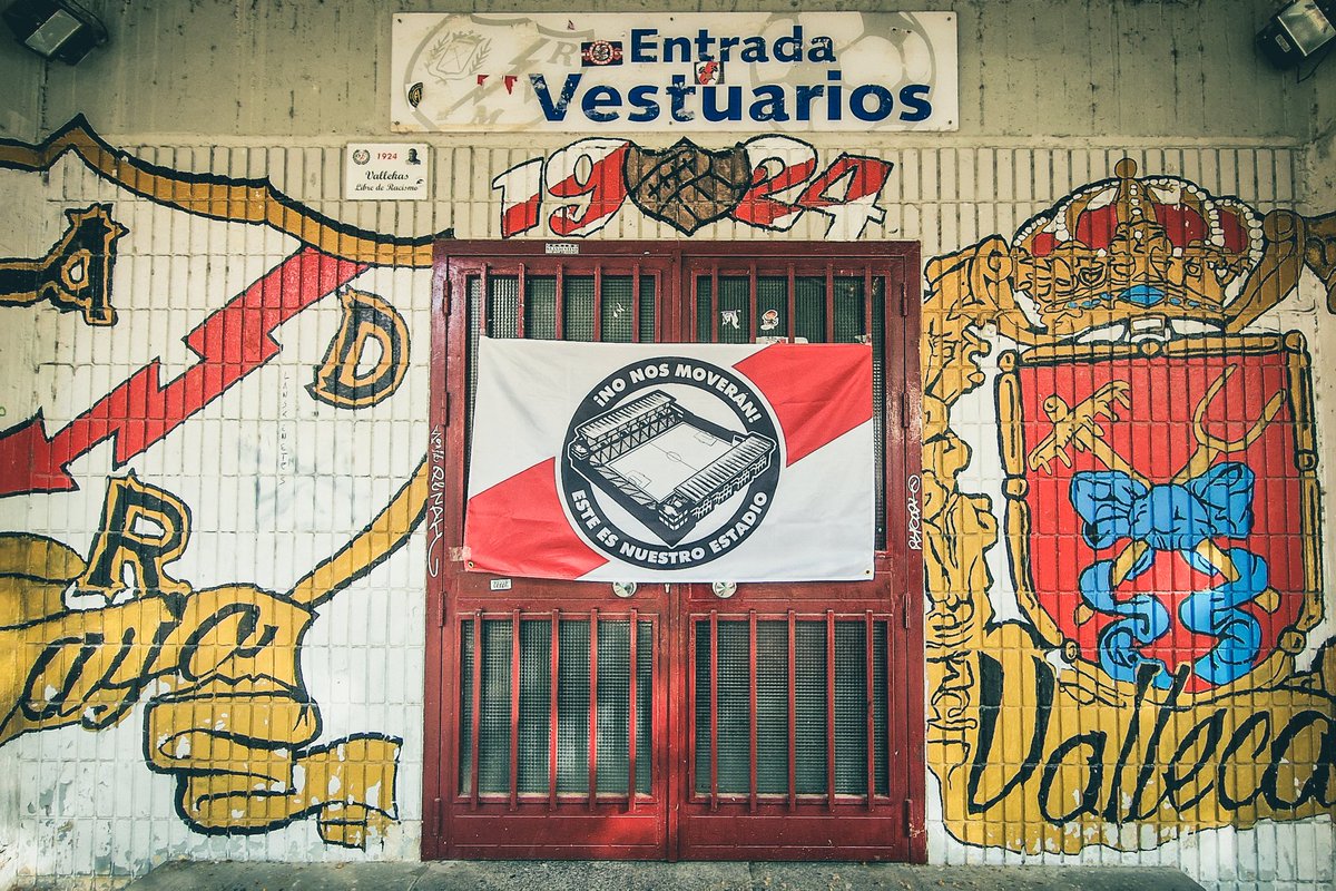 Igual que el resto de peñas en sus sedes, mañana tendremos en nuestro puesto de material las banderas en defensa de nuestro estadio.