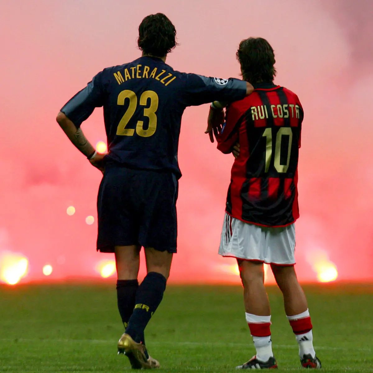 Un 12 de abril, pero de 2005, Marco Materazzi y Rui Costa nos dejaban esta imagen más o menos conocida en la vuelta de 4tos de Champions entre Inter y Milan 🇮🇹. Por supuesto que también es parte de la galería de #FotosHistóricasDelDeporte 📸.