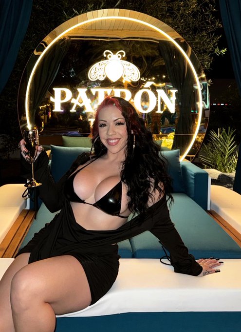 cheers 😌🥂🖤 https://t.co/Dtkvxi9MAr