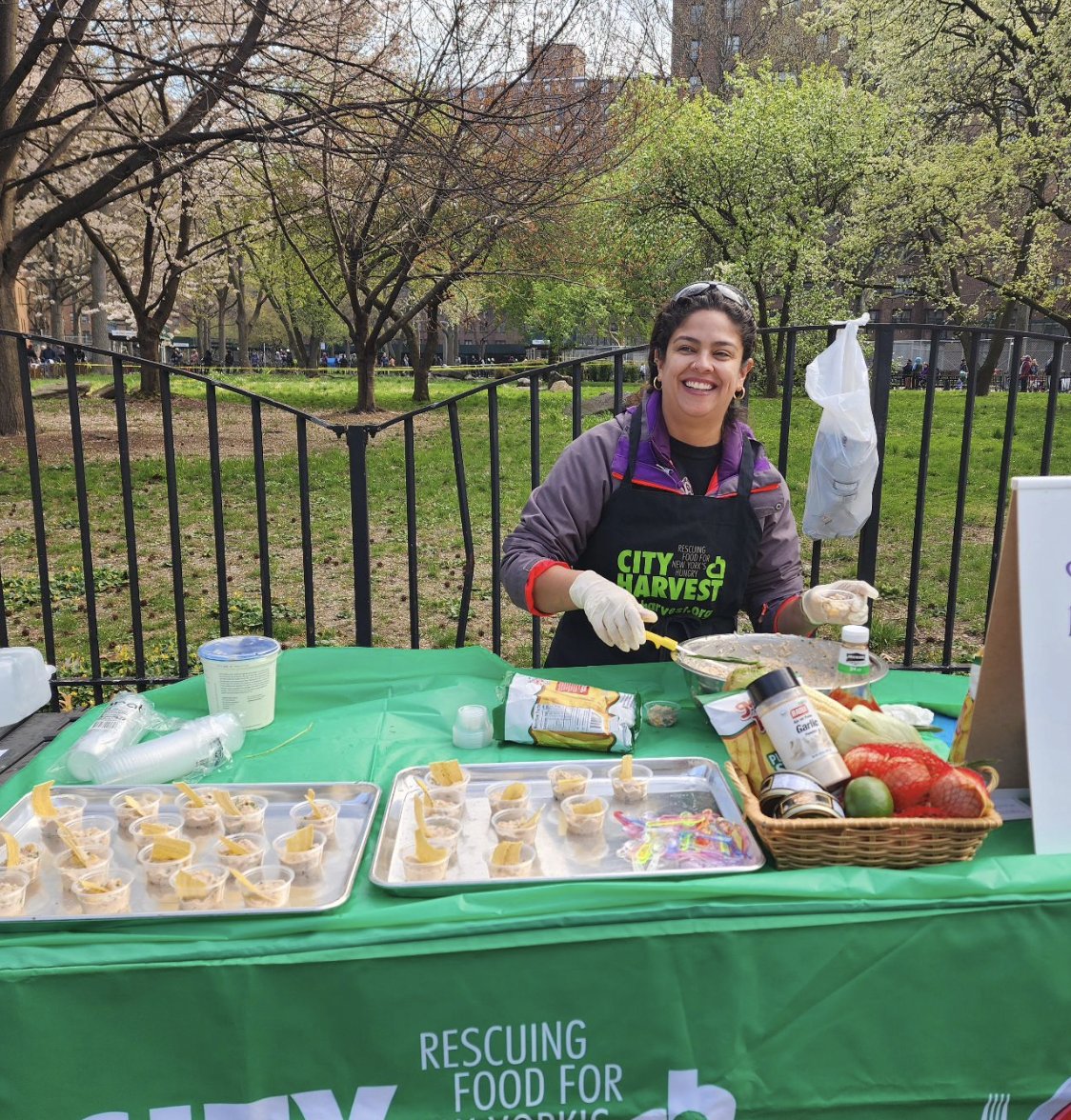 Cooking demos have returned to our Mobile Markets! At this week’s Market in Washington Heights, Geraldine from our Nutrition & Culinary Ed team served up tuna dip, while volunteers distributed 16,820 lbs. of food—including canned tuna, plantains, and apples—to 535 NYC families.