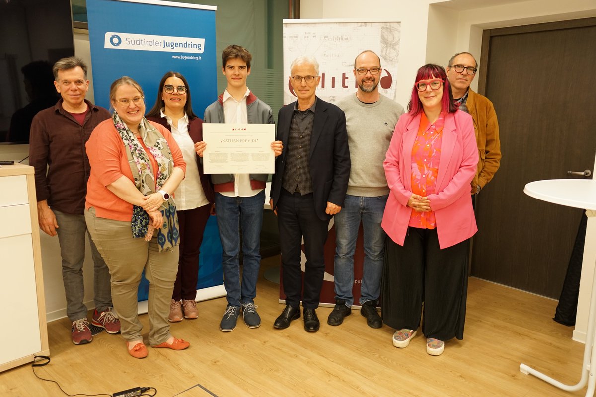 Politika tweet media