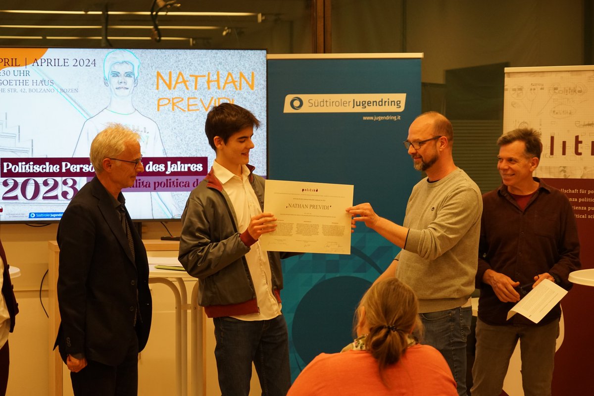 Politika tweet media