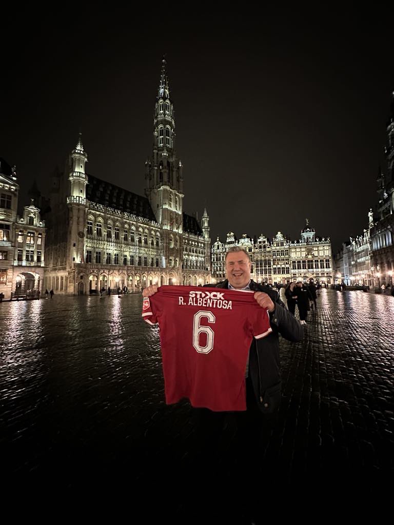 I går ankom @kaarequist til Bruxelles og han havde en match worn @RAlbentosa trøje med. Den var med en tur på Grand Place. Er nu Belgiens gladeste #VejleB fan. :-) Trøjen vandt jeg, da @kasperpeders samlede ind til @BornsVilkar. #ForzaVejle