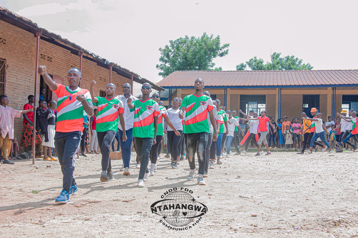 1/2 Léonard MINANI, président de la ligue des jeunes #IMBONERAKURE du parti @CnddFdd / Commune Ntahangwa exhorte les jeunes à se souvenir du chemin parcouru par le pays, soulignant les progrès réalisés en éducation et en paix, malgré les défis. #Burundi #DéveloppementDurable