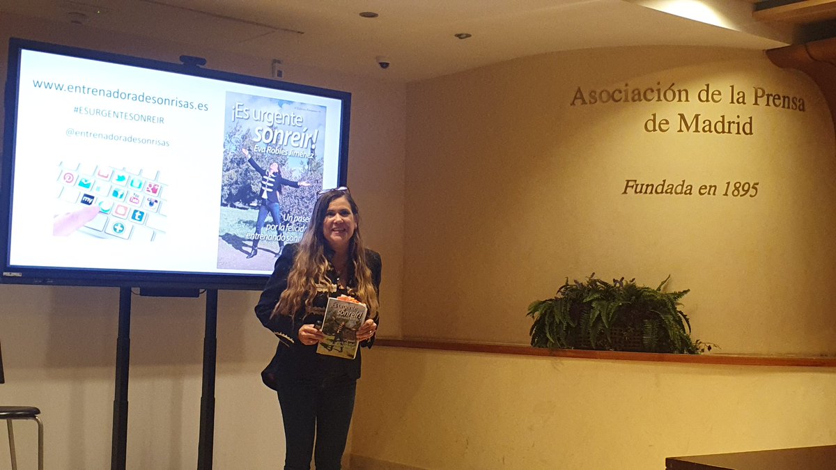 ToniRicoy's tweet photo. Gracias @evaroblesspain por entrenarnos para sonreír y enfrentarnos a nuestros leones #esurgentesonreir #libros #entrenadoradesonrisas #apm #madrid https://t.co/bG4JghjxLE