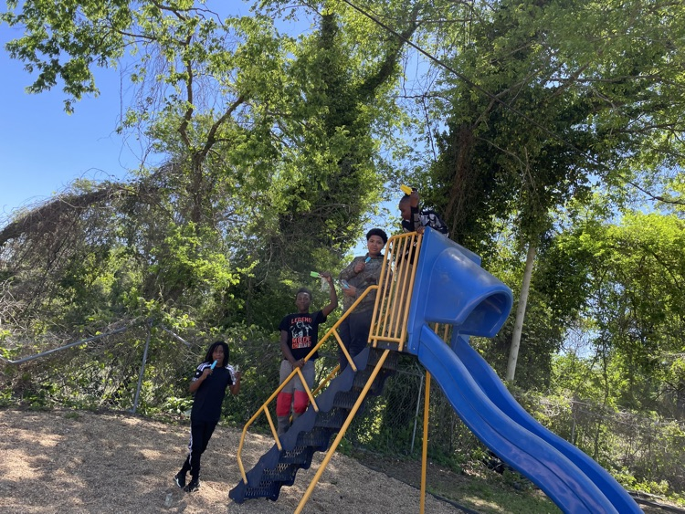 KCUpperES's tweet photo. Popsicles on the Playground!! #libraryincentive #kcue https://t.co/wWghLCe1Vv