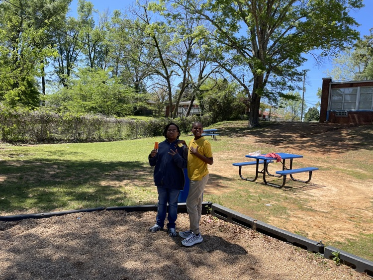KCUpperES's tweet photo. Popsicles on the Playground!! #libraryincentive #kcue https://t.co/wWghLCe1Vv