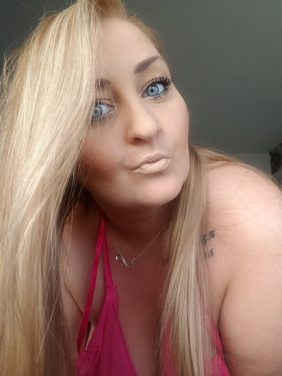 If you want to see my pussy etc you have to purchase my nudes which are currently on offer.