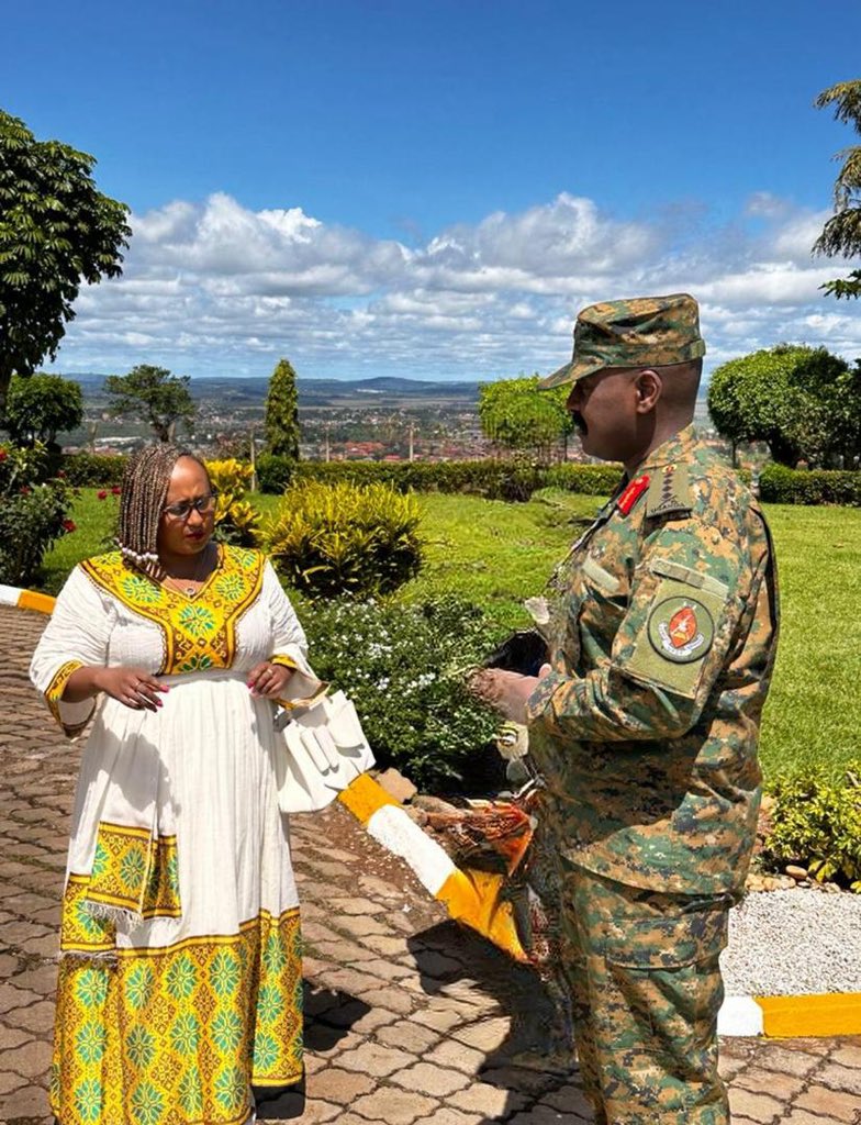 I had the pleasure of meeting the Chief of Defence Forces, Gen. @mkainerugaba, & had a fruitful discussion to strengthen the existing Bilateral & strategic cooperation between our two countries. @mfaethiopia @UgandaMFA