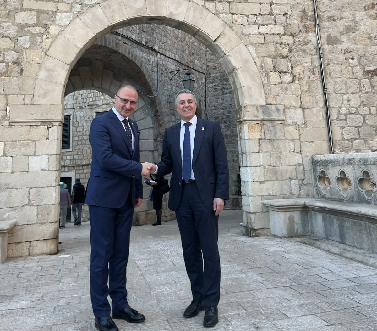 Happy to set foot in #Dubrovnik, Croatia to meet my counterpart @grlicradman 🤝 We discussed the strong bilateral relations between🇨🇭& 🇭🇷, our cooperation in demining in #Ukraine & the upcoming conference on #peace in 🇺🇦, as well as recent developments in 🇨🇭-🇪🇺 relations.