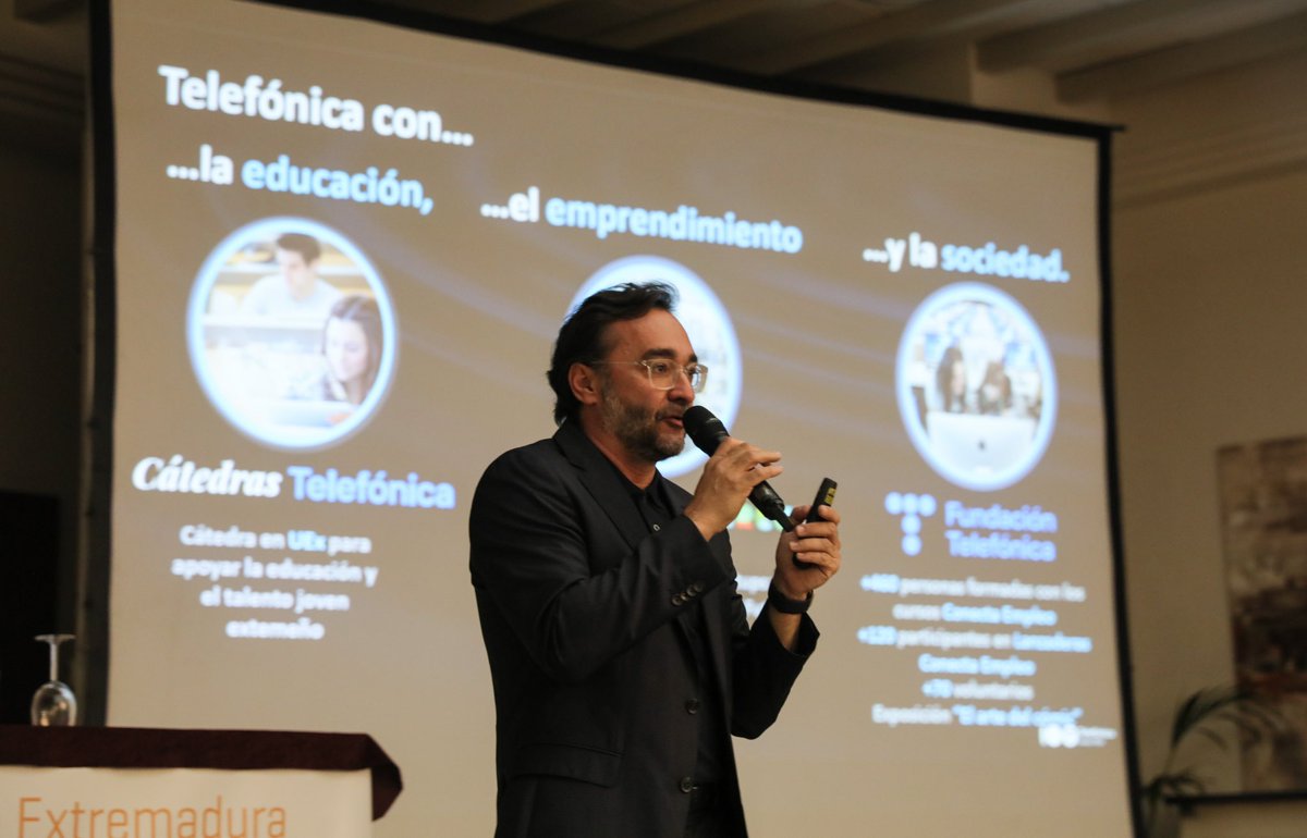 Telecos Extremadura (@aexit_es) on Twitter photo 🔸 #XVIIIEncuentroTelecoEx
Continúa Manuel Velardo, de <a href="/telefonica/">Telefónica</a>, presentando la experiencia en transformación digital de <a href="/telefonica/">Telefónica</a> a las puertas de cumplir un siglo. 🔸 #XVIIIEncuentroTelecoEx
Continúa Manuel Velardo, de <a href="/telefonica/">Telefónica</a>, presentando la experiencia en transformación digital de <a href="/telefonica/">Telefónica</a> a las puertas de cumplir un siglo.