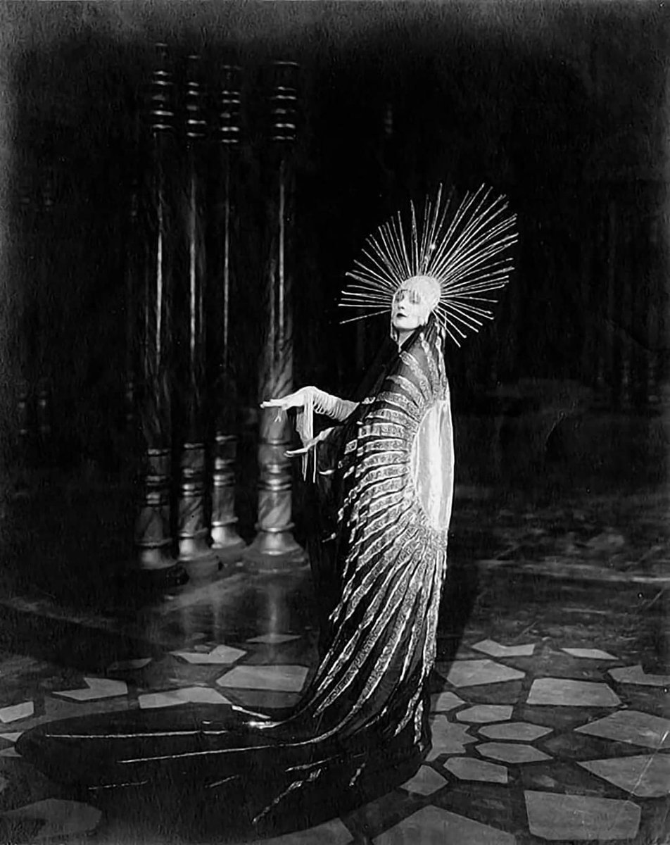 Aileen Pringle as Zara in The Mystic (1925) Costume designer: Erté (1892-1990) #NoufauxsAttic #WeirdWednesday #ArtDeco #VintageFashion #Erte