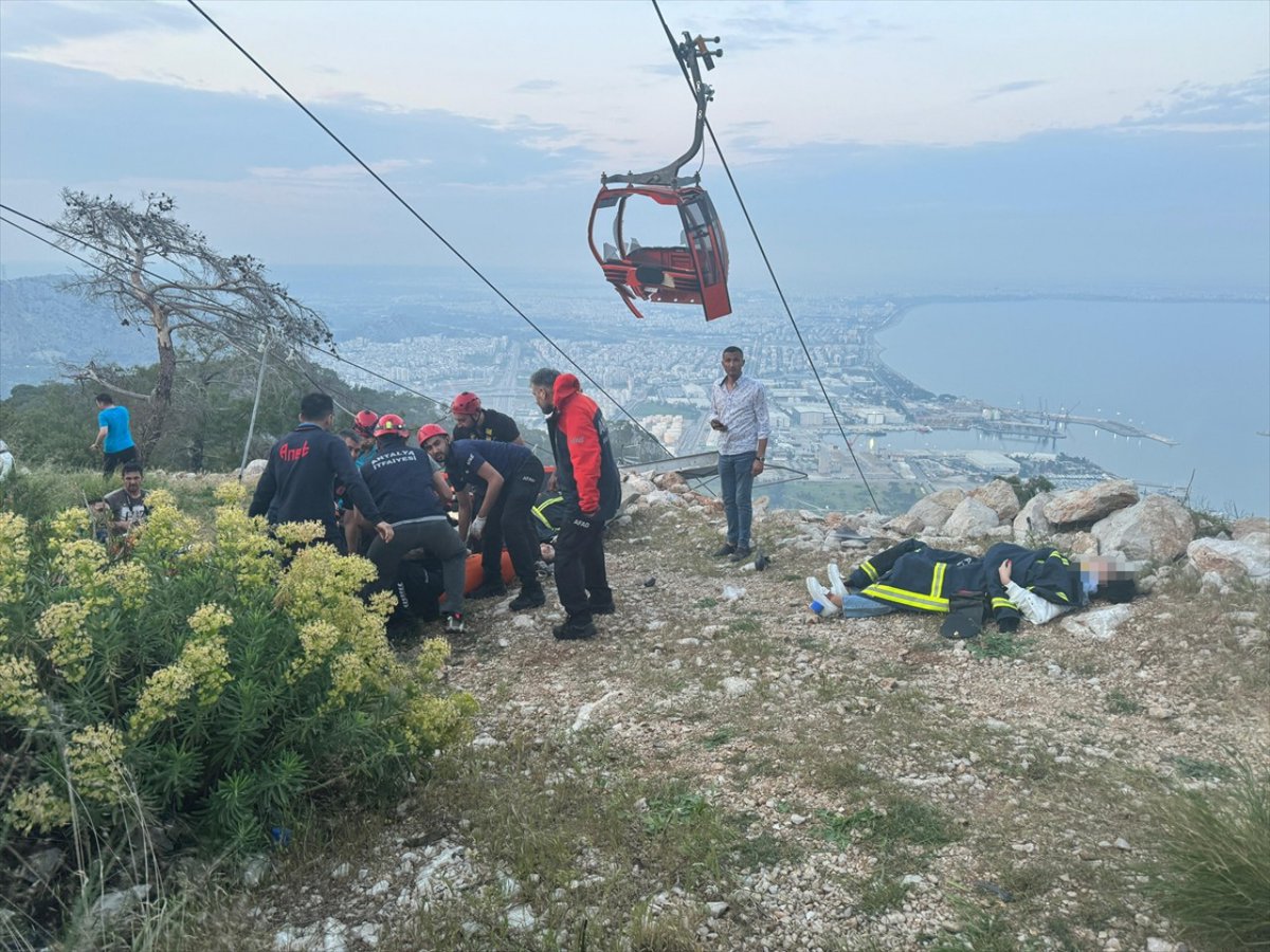 Antalya'da teleferik kazası: 📌 İçişleri Bakanı Yerlikaya: Beş kişi tahliye edildi, iki yaralının tahliye çalışmaları devam ediyor 📌 Özgür Özel: Muhittin Böcek ve yetkililerle temas halindeyiz, kazayı detaylarıyla araştıracağız politikyol.com/antalyada-tele…