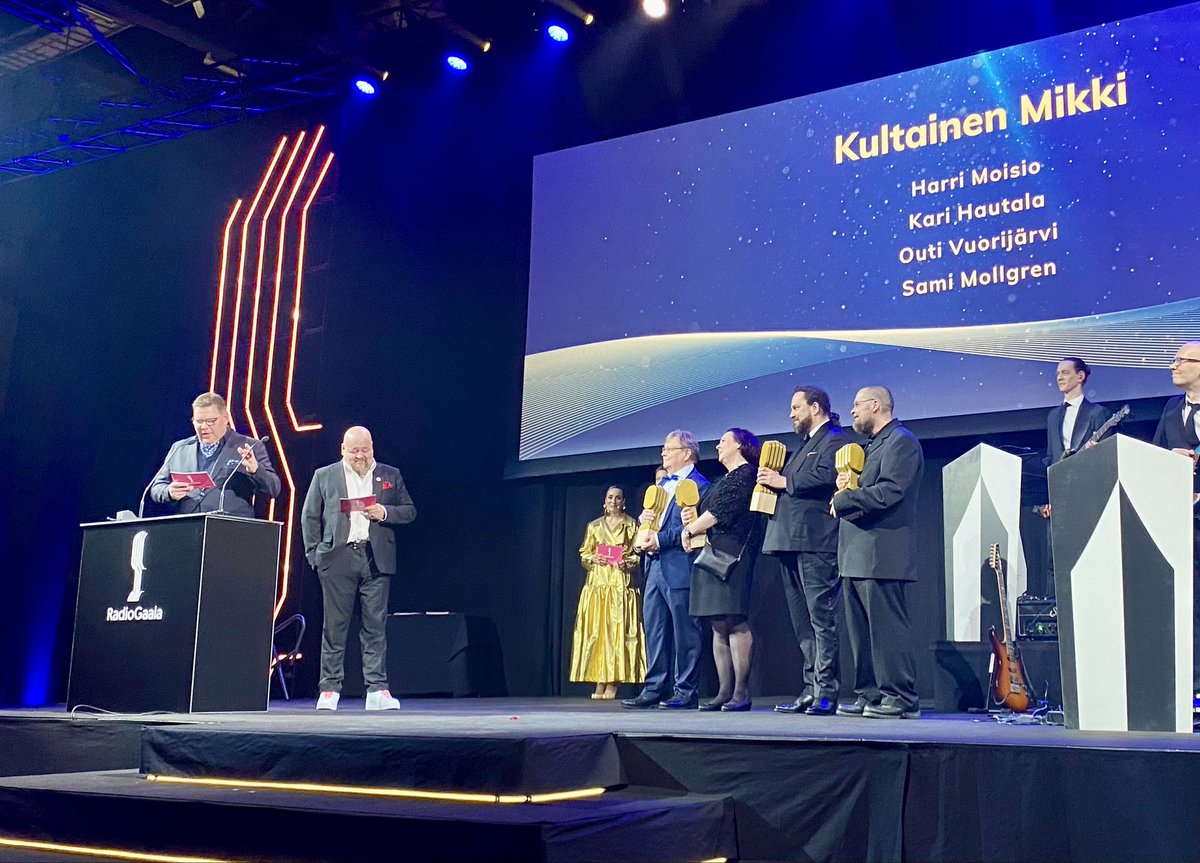 l_suvi's tweet image. Aivan mahtavaa seurata, kuinka työ taajuuksien takana palkitaan myös radiotoimialan taholta. @TraficomFinland’ista ansaituille eläkepäiville siirtynyt Kari Hautala palkittiin #radiogaala’ssa ansioistaan radion #taajuussuunnittelu’ssa kultaisella mikillä! 🙌🏻 
❤️Onnea Kari! 🤗