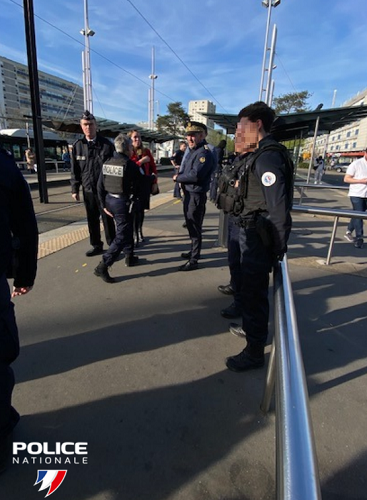 [#PlaceNette] @Prefet44 accompagné du directeur interdépartemental de @PoliceNat44 sont venus saluer le travail des policiers et les encourager pour leurs engagements dans la lutte #ContreLesTrafics dans le quartier Bellevue de #Nantes & #StHerblain