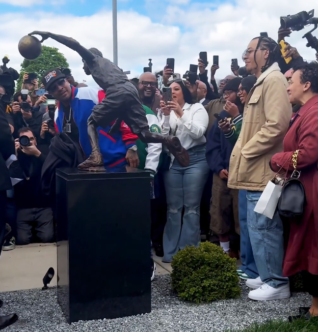 Allen Iverson gives his new statue a kiss