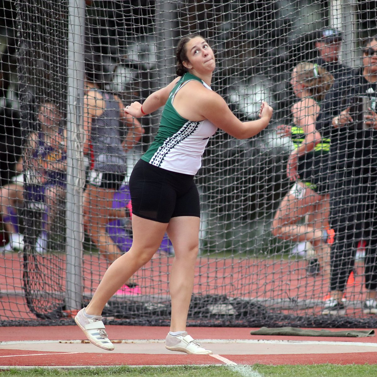 Hallee takes the W in the discus 😤 📏 55.53m (182-2) 📈 No. 2 all-time at UH 🔝 No. 1 in the Big West by over 6m #SISTAHHOOD x #GoBows