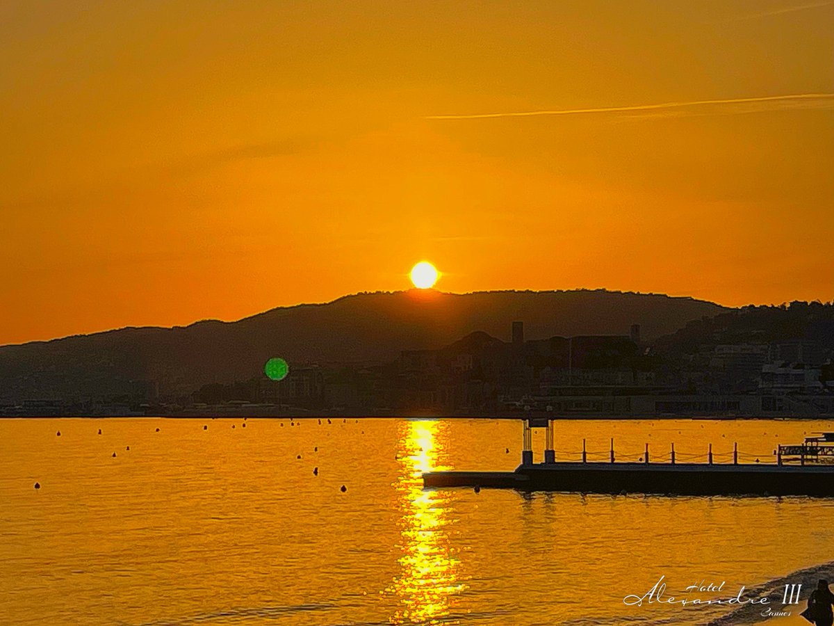 Bon week-end. #bonweekend #goodweekend #fridaynight #fridayevening #readyfortheweekend #cotedazurfrance #cannes #cannes2024 #cannessoleil #onatousbesoindusud #cannesfilmfestival