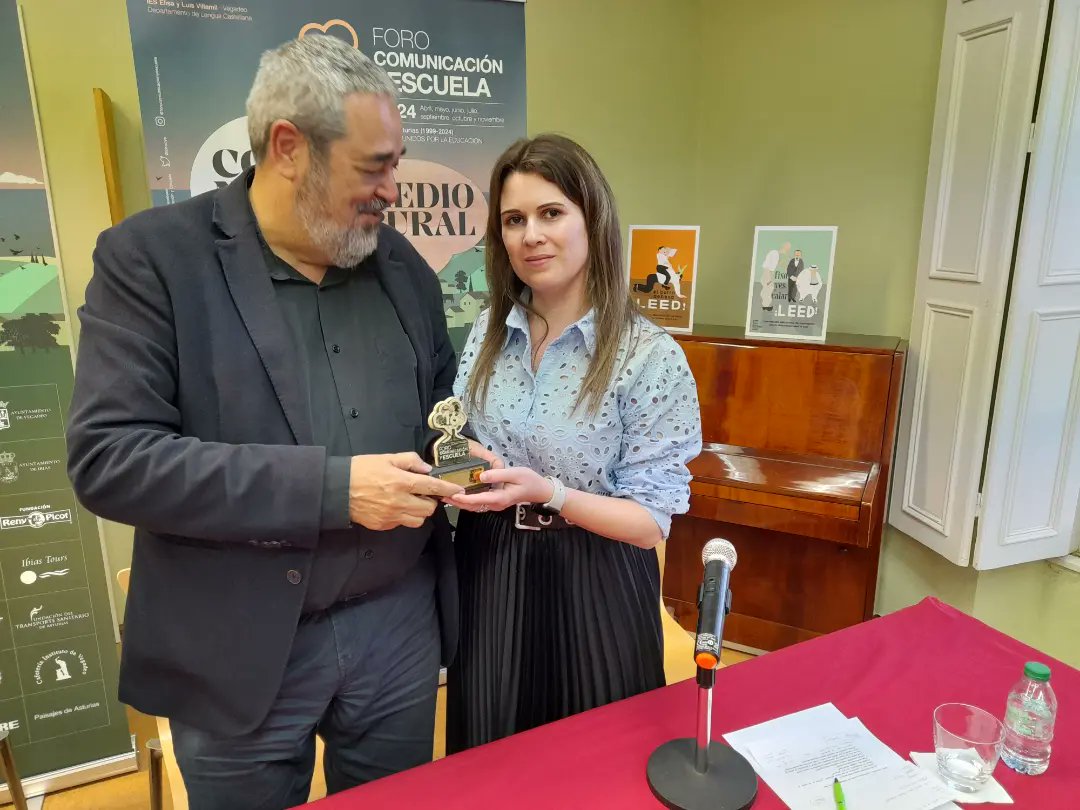 forocye's tweet image. Extraordinario acto literario en la Biblioteca Popular Circulante Menéndez Pelayo de Castropol @bibliotecadecastropol con los poetas Fernando Beltrán @nombrarlascosas y Carlos Aganzo. "16 Foro Comunicación y Escuela: Comunicación y medio rural".