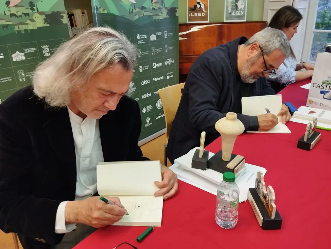 forocye's tweet image. Extraordinario acto literario en la Biblioteca Popular Circulante Menéndez Pelayo de Castropol @bibliotecadecastropol con los poetas Fernando Beltrán @nombrarlascosas y Carlos Aganzo. "16 Foro Comunicación y Escuela: Comunicación y medio rural".