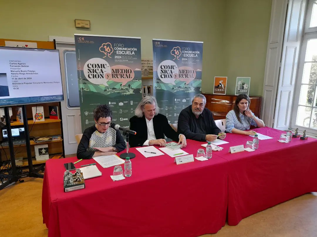 forocye's tweet image. Extraordinario acto literario en la Biblioteca Popular Circulante Menéndez Pelayo de Castropol @bibliotecadecastropol con los poetas Fernando Beltrán @nombrarlascosas y Carlos Aganzo. "16 Foro Comunicación y Escuela: Comunicación y medio rural".
