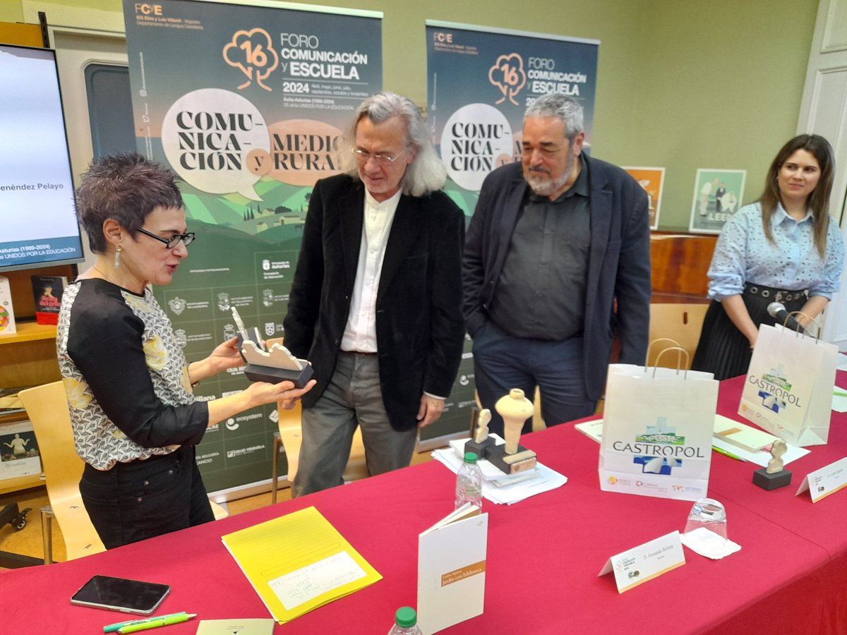 forocye's tweet image. Extraordinario acto literario en la Biblioteca Popular Circulante Menéndez Pelayo de Castropol @bibliotecadecastropol con los poetas Fernando Beltrán @nombrarlascosas y Carlos Aganzo. "16 Foro Comunicación y Escuela: Comunicación y medio rural".