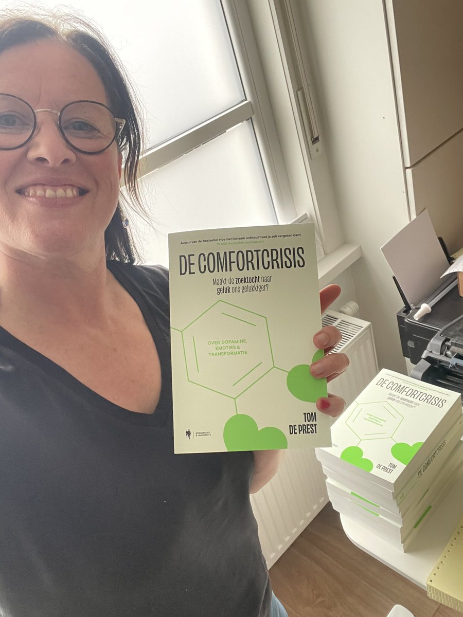 Wenneke123's tweet photo. "De comfortcrisis", het 2de boek van Tom De Prest, nu verkrijgbaar in de praktijk, Groepspraktijk Nu! @admiralmarcello #decomfortcrisis #aanrader #mustread https://t.co/4GaXcAMF7J