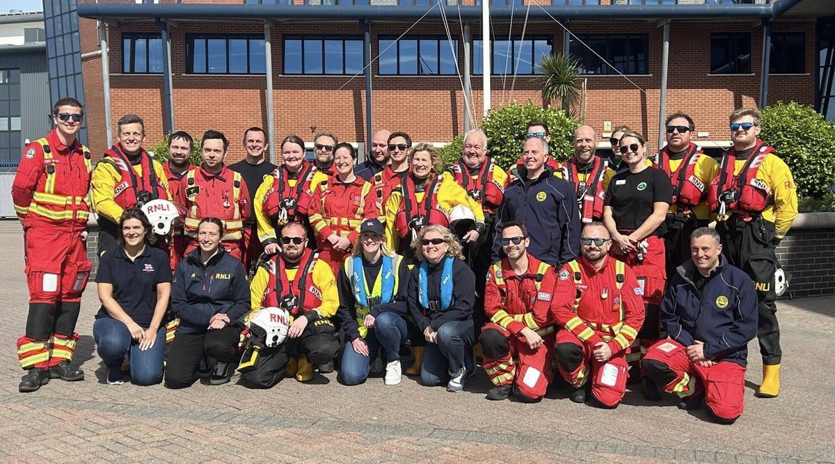 It was great to welcome the team from @dsairambulance today to conduct some joint training with our @RNLI volunteers. 🚁 Our paths sometimes cross during rescue scenarios and it was great to meet and share lifesaving skills. We’ll share more pictures of the training soon.