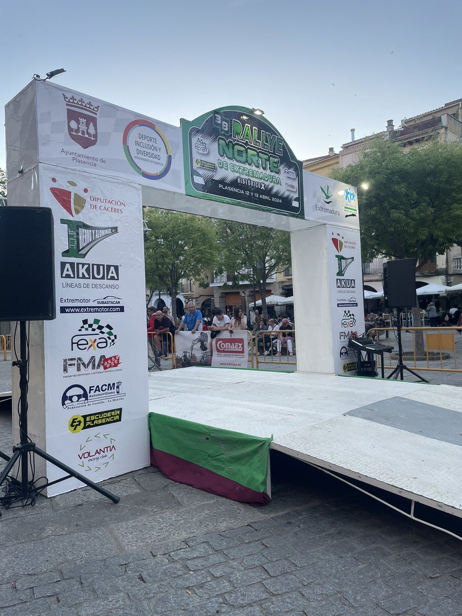 Cuenta atrás para la ceremonia de salida en la plaza mayor de Plasencia. . . . #fexa #extremaduraesmotor #automovilismo