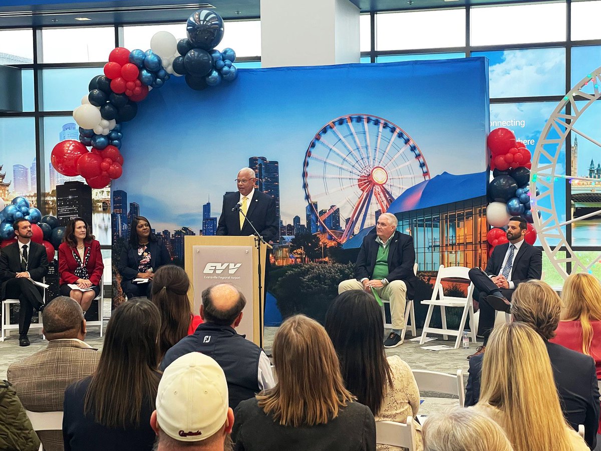 Members of our team today were on hand as the Evansville Regional Airport (EVV) announced it will once again have non-stop service to Chicago! Read: insideindianabusiness.com/articles/chica… #evansville