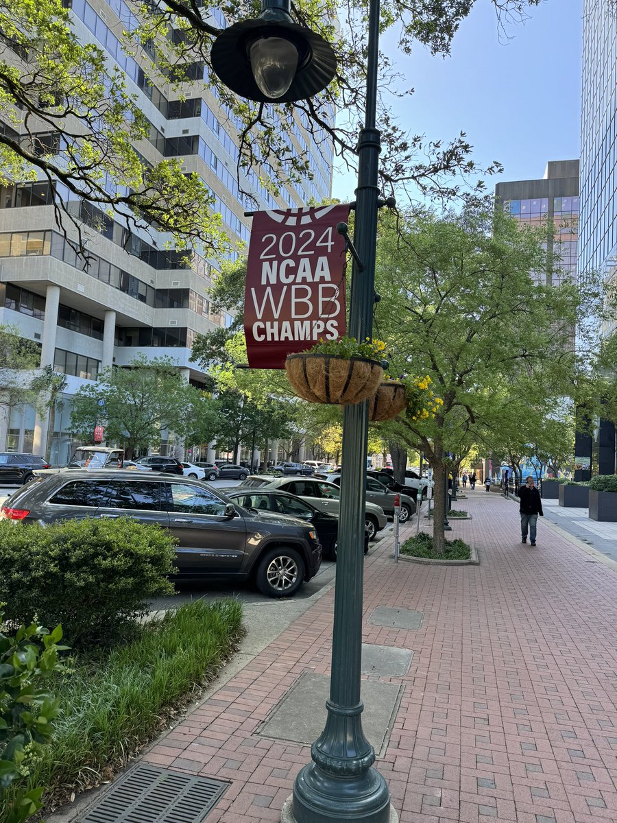 Banners for our @GamecockWBB National Champions going up in preparation for Sunday's parade. Begins at 2 p.m. — get down here early for parking & front row viewing. 🐔