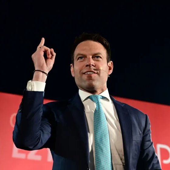 AretiAthanasiu's tweet image. «Το ξέρω ότι οι άλλοι έχουν πρόβλημα μαζί μου διότι η προπαγάνδα Γκρίνμπεργκ για να πετύχει, θέλει έναν προβλέψιμο αντίπαλο. Και εγώ δεν είμαι προβλέψιμος. Και όσο με περιμένουν στην γωνία, τόσο θα τους βγαίνω από αλλού. Χθες άνοιξα το σπίτι μου στην τηλεοπτική κάμερα, σήμερα…