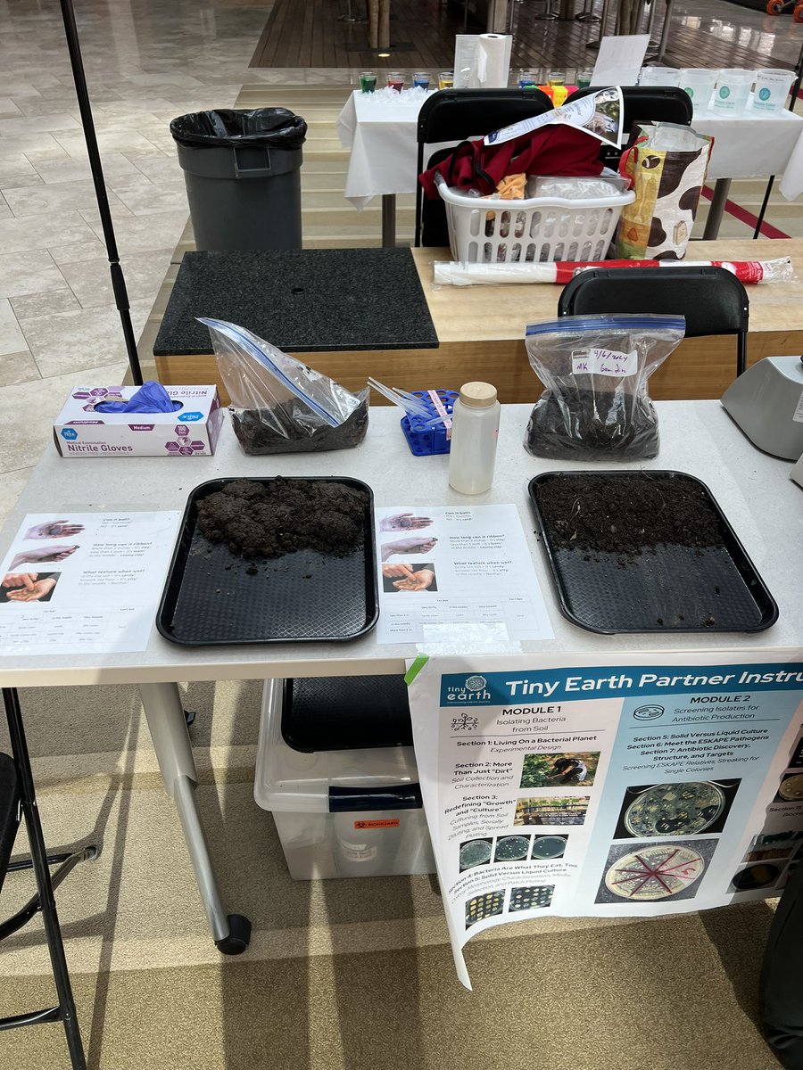 TinyEarthNet's tweet image. Tiny Earth had a blast at the Science Expeditions Campus Open House (@sciencewiscedu) this past weekend! Visitors got to identify soil by feel, view soil (including bacteria!) under a microscope, and take a look at antimicrobial resistance from plates with bacterial growth.