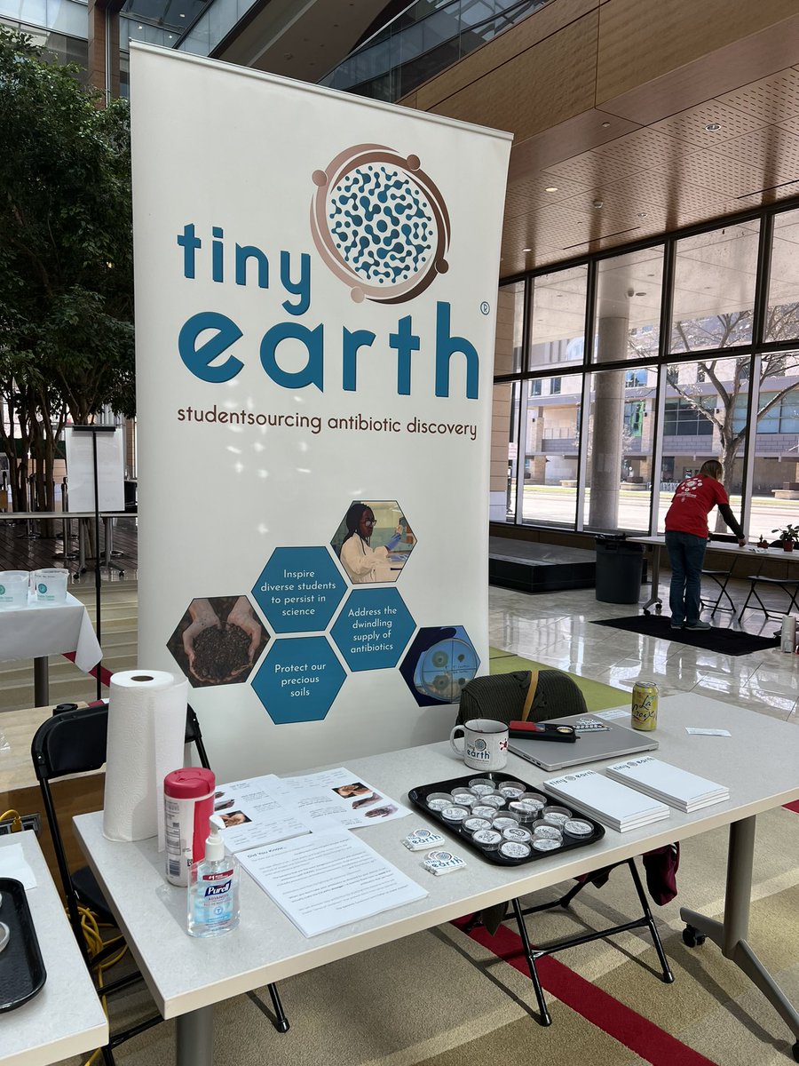 Tiny Earth had a blast at the Science Expeditions Campus Open House (@sciencewiscedu) this past weekend! Visitors got to identify soil by feel, view soil (including bacteria!) under a microscope, and take a look at antimicrobial resistance from plates with bacterial growth.