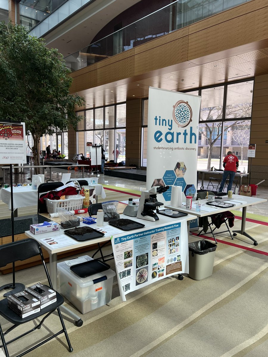 TinyEarthNet's tweet image. Tiny Earth had a blast at the Science Expeditions Campus Open House (@sciencewiscedu) this past weekend! Visitors got to identify soil by feel, view soil (including bacteria!) under a microscope, and take a look at antimicrobial resistance from plates with bacterial growth.
