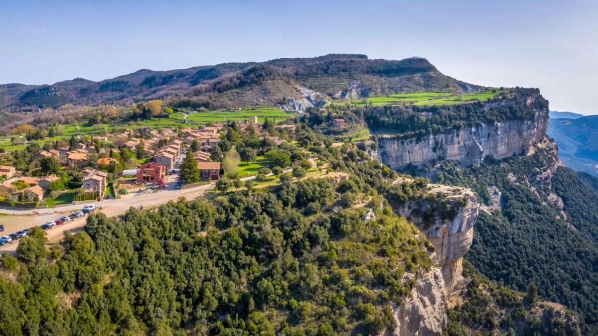 El pueblo de Barcelona al borde de un acantilado con restos de un castillo medieval y valiosas iglesias románicas buff.ly/43G26uu