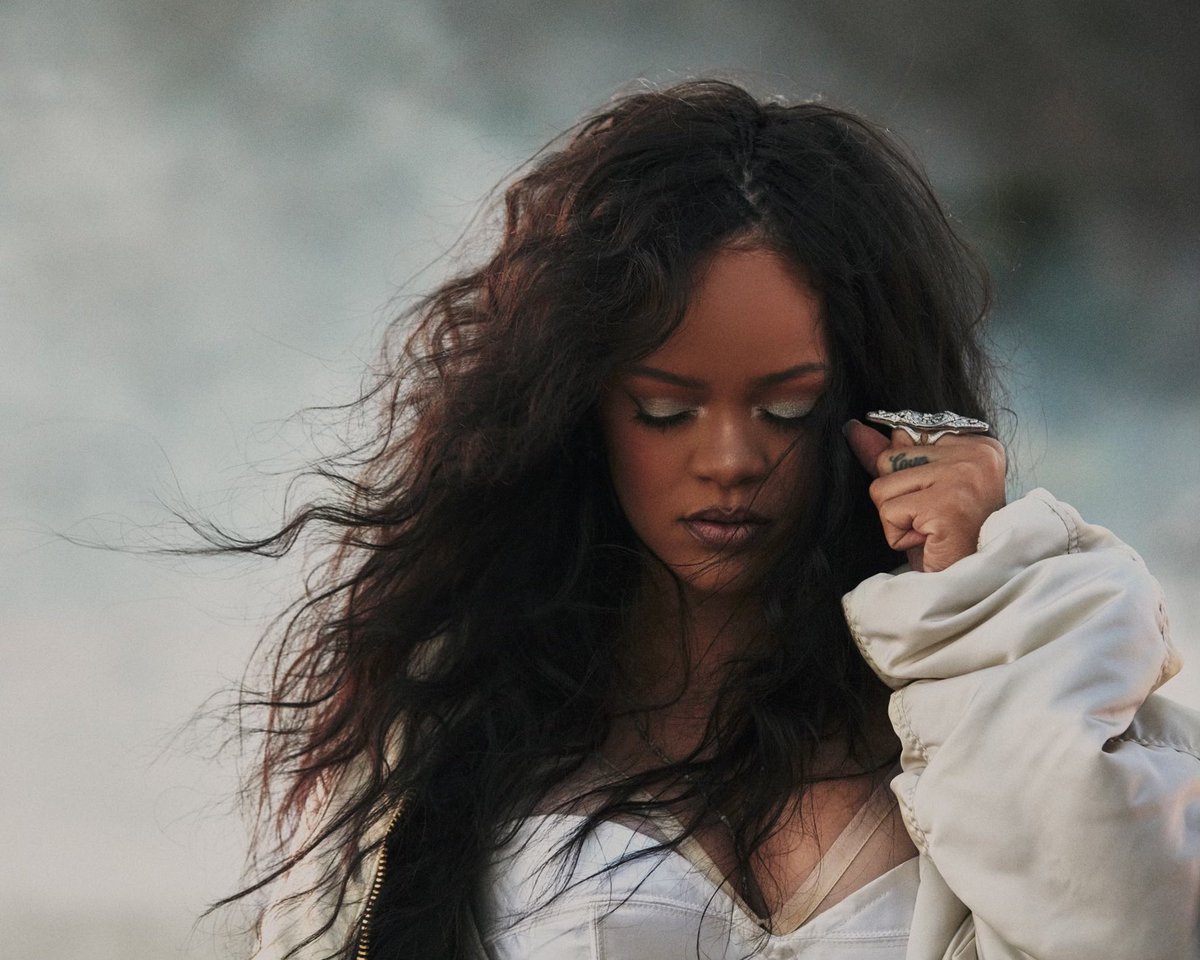 🇬🇧 | @rihanna’s 'Lift Me Up' is now certified GOLD in the UK with over 400,000 units sold. It becomes her milestone 50th Gold song in the country.