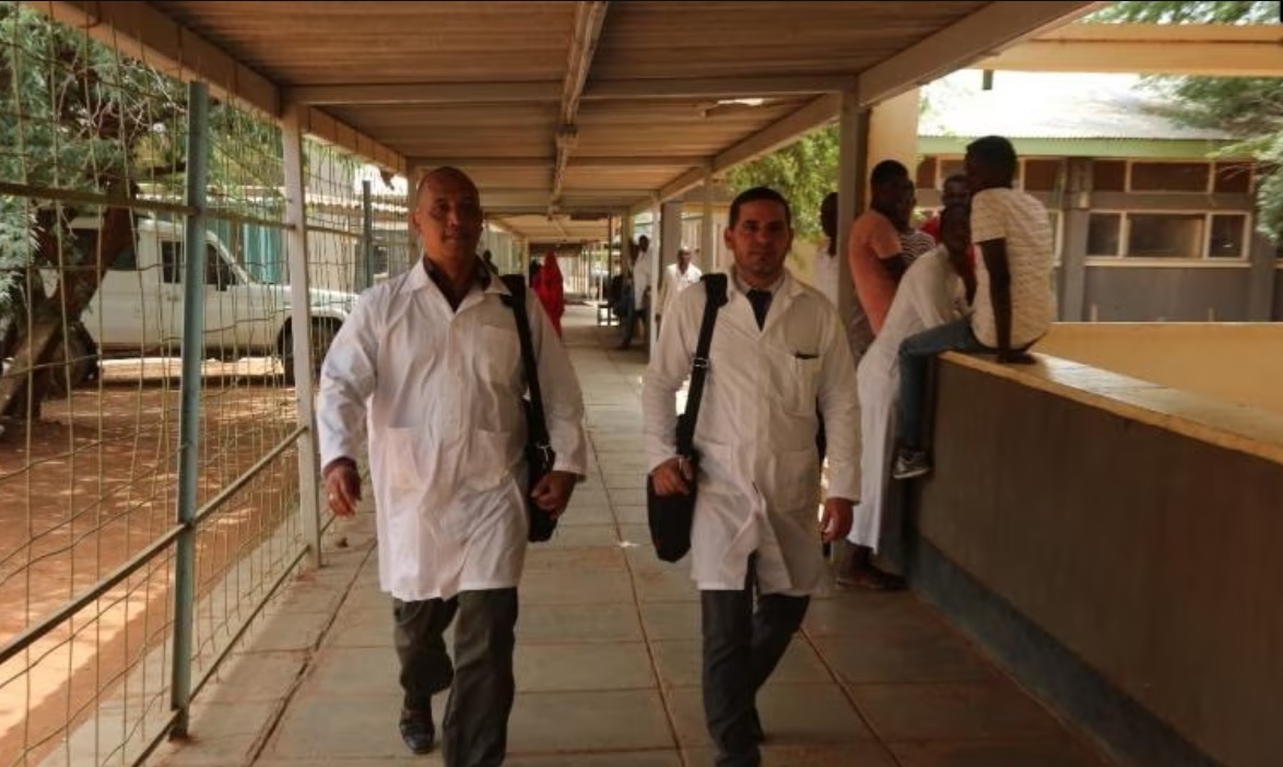 #ÚltimaHora ➡ A 5 años del secuestro de #MédicosCubanos en #Kenia, el Ministerio de Relaciones Exteriores de #Cuba dice no poder confirmar la noticia de su presunta muerte y culpa a Estados Unidos.

📌 En un comunicado, a propósito de otro aniversario del secuestro en 2019 de…