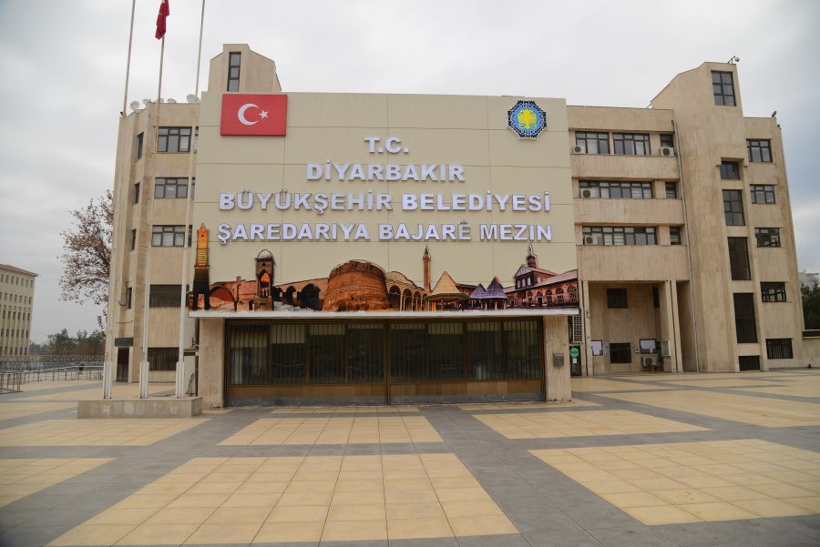 Diyarbakır Büyükşehir Belediyesi, 14 Nisan Pazar günü saat 15.00'te oynanacak “Kastamonuspor-Amedspor” maçını canlı yayında izlemek isteyen vatandaşlara led ekranların kurulduğu alanlara ücretsiz taşıyacak.