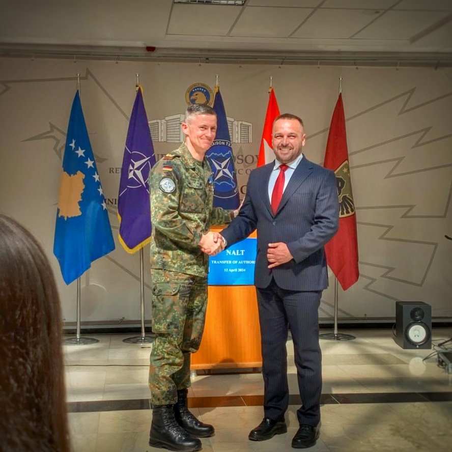 A true friend of 🇽🇰 and now even decorated with the Medal for Distinguished Service🎖️! BG Ralf Hammerstein was thanked by @albinkurti and @EjupMaqedonci as he handed over the command as DirNALT to BG Christian Nawrat. Thanks for your outstanding service, dear General! 🙏🏽 🇩🇪🤝🇽🇰