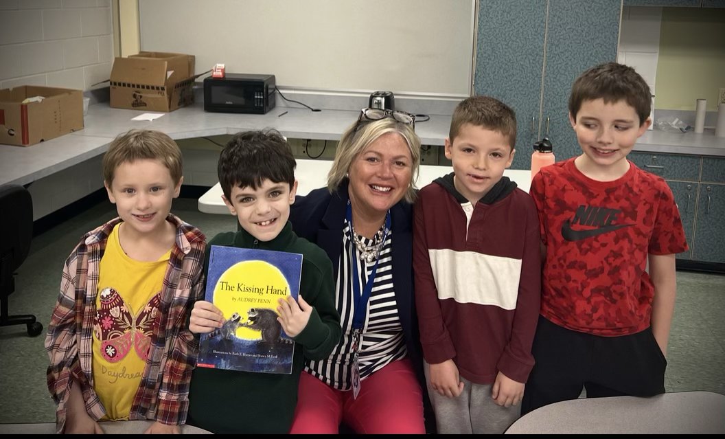 Today, District Superintendent @Lynne_Rutnik had the pleasure of reading to students in Ms. Snyder’s classroom at Red Jacket Education Center. Always a great way to start the day when you can enjoy a book with students! 📚 #25Unified #MakingSuccessPossible