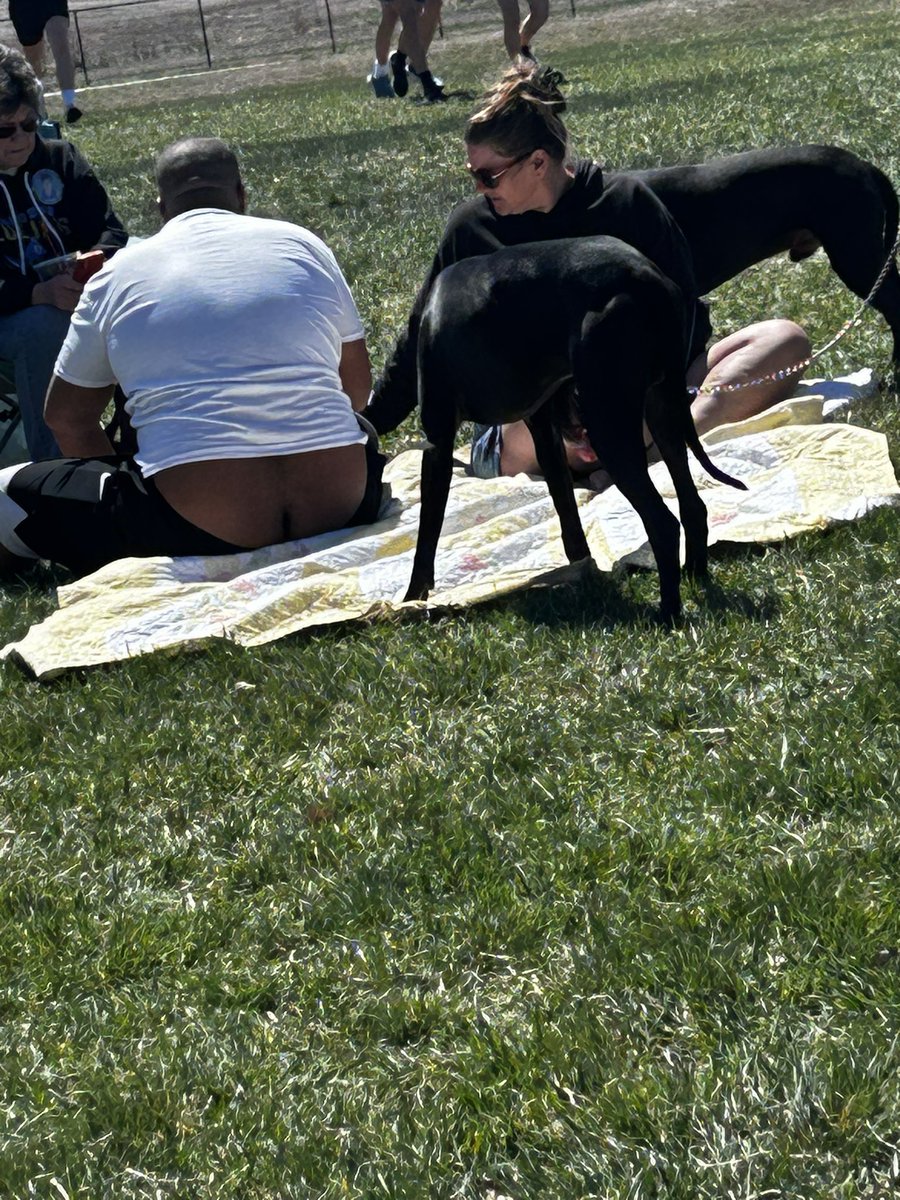 Someone call the police this dude is tryna sell kids crack at a track meet
