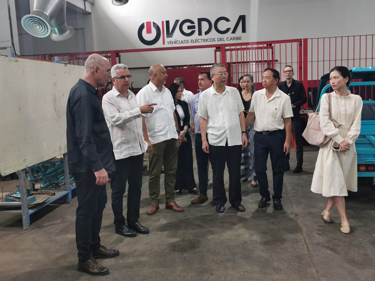 This morning, together with @CubaMINREX senior officials Vice minister @ElioRguezP DG @cmphcuba, accompanied by Cuban and Chinese directors, I visited VEDCA, a joint venture between #China and #Cuba 🇨🇺 in La Havana, now producing electric tricycles, motorcycles, etc. Their…