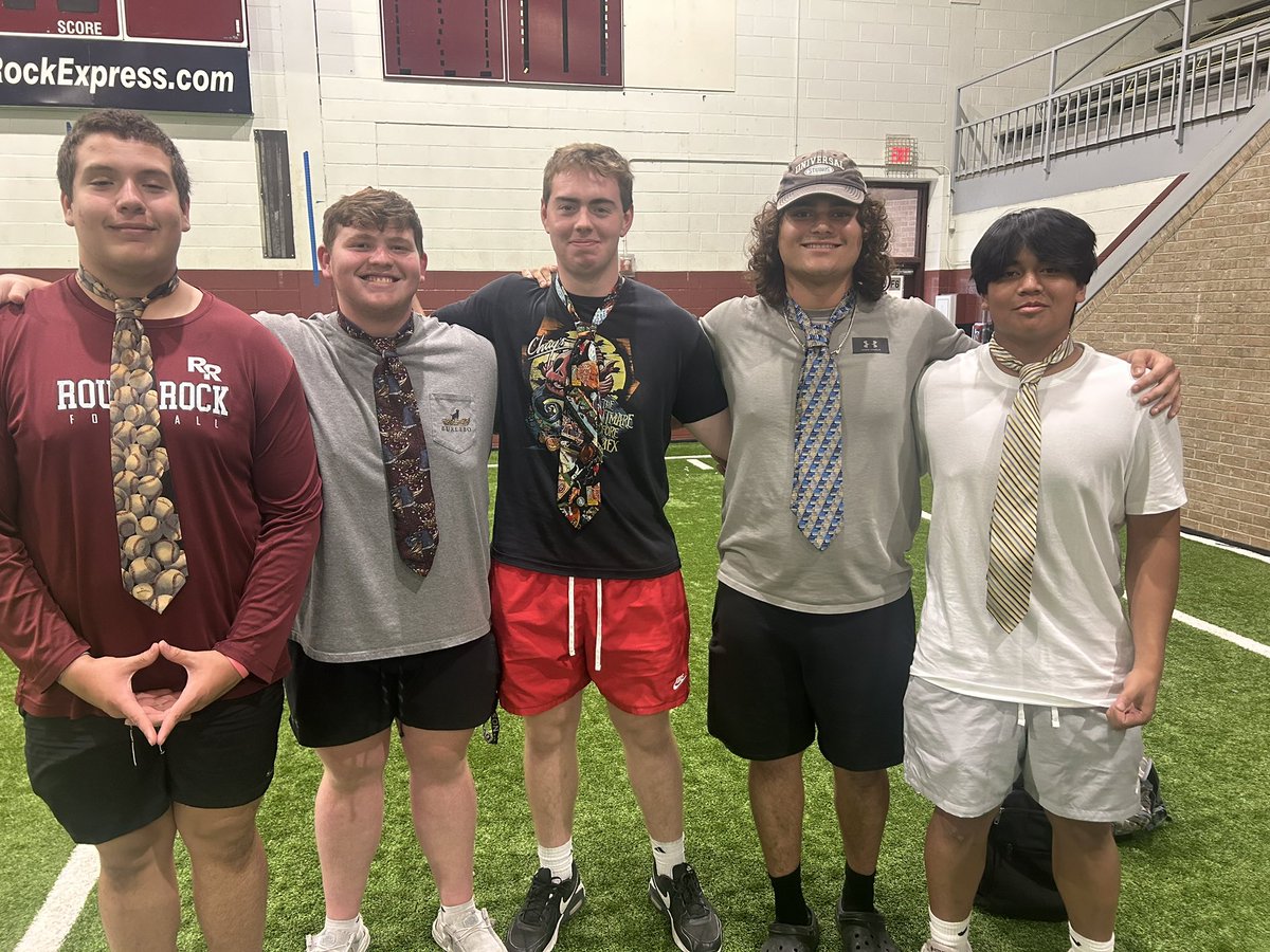 Gentleman of the Brotherhood 🤝 🗣️Character Talk #1🗣️ Today we started our weekly character talk. Today’s topic: How to be a Gentleman. At the end of our talk, our players learned how to tie the double Windsor knot 👔 #Brotherhood #BREAL